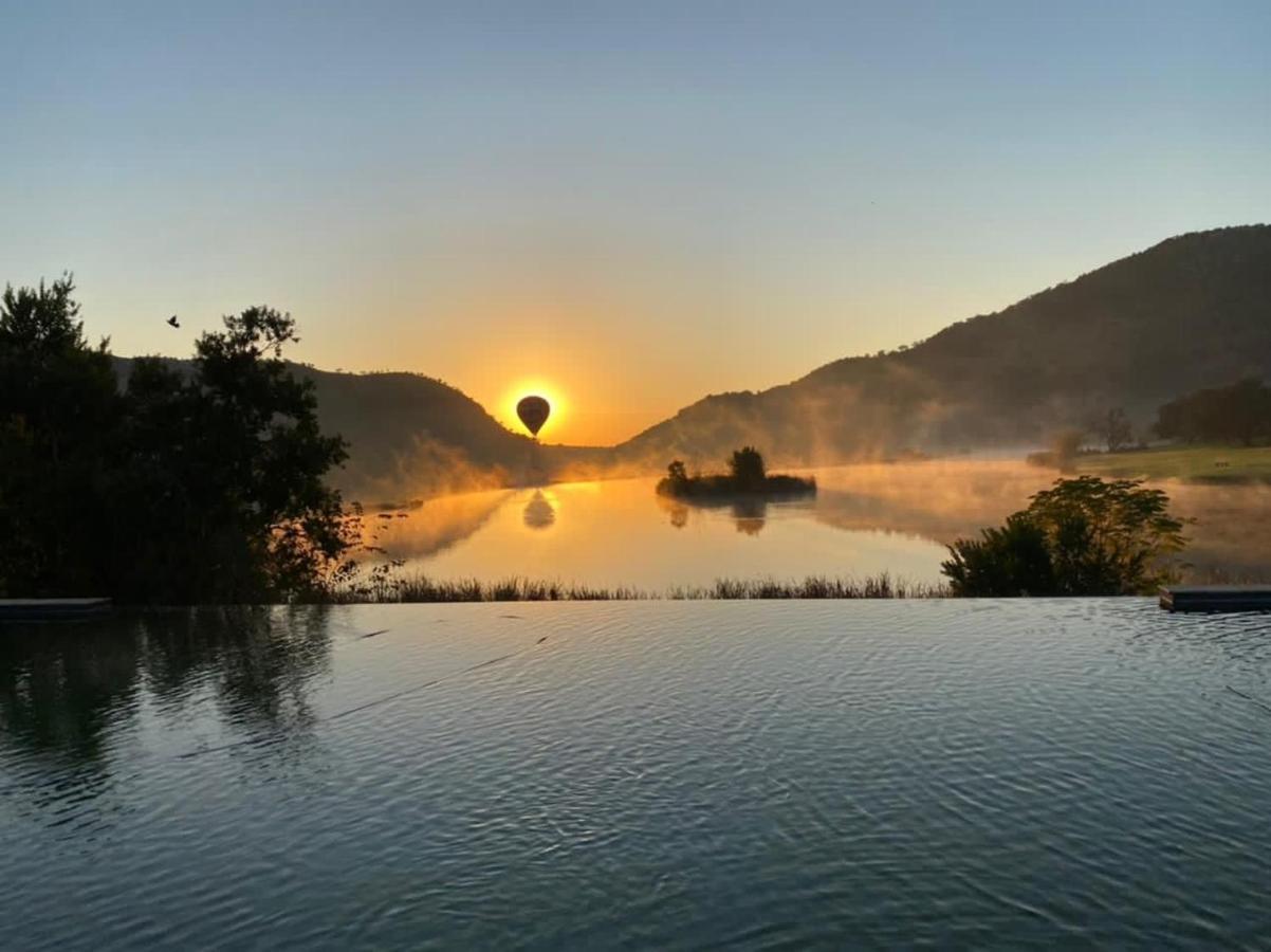 Kloofzicht Lodge & Spa 크루거스도프 외부 사진 Sunrise over the lake