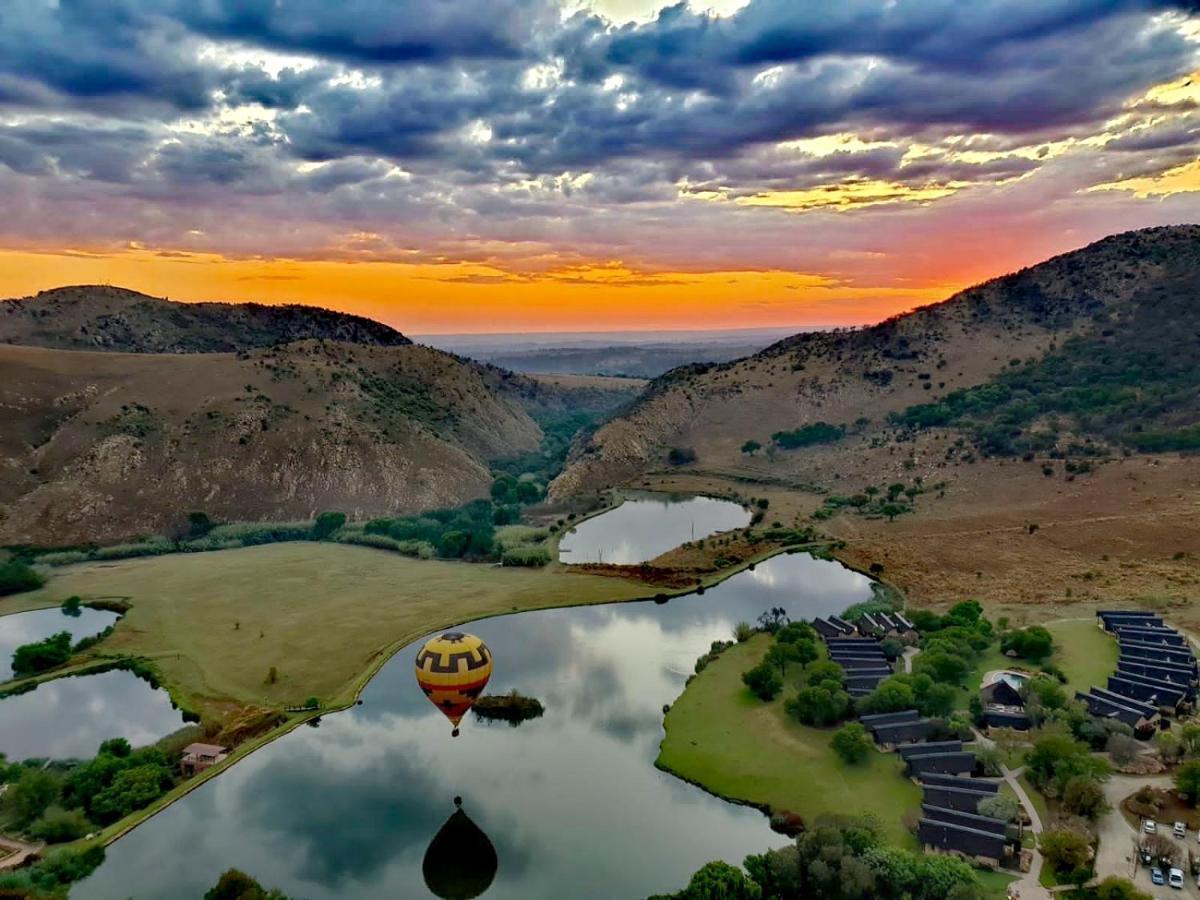 Kloofzicht Lodge & Spa 크루거스도프 외부 사진 Hot air balloon over the San Luis Reservoir