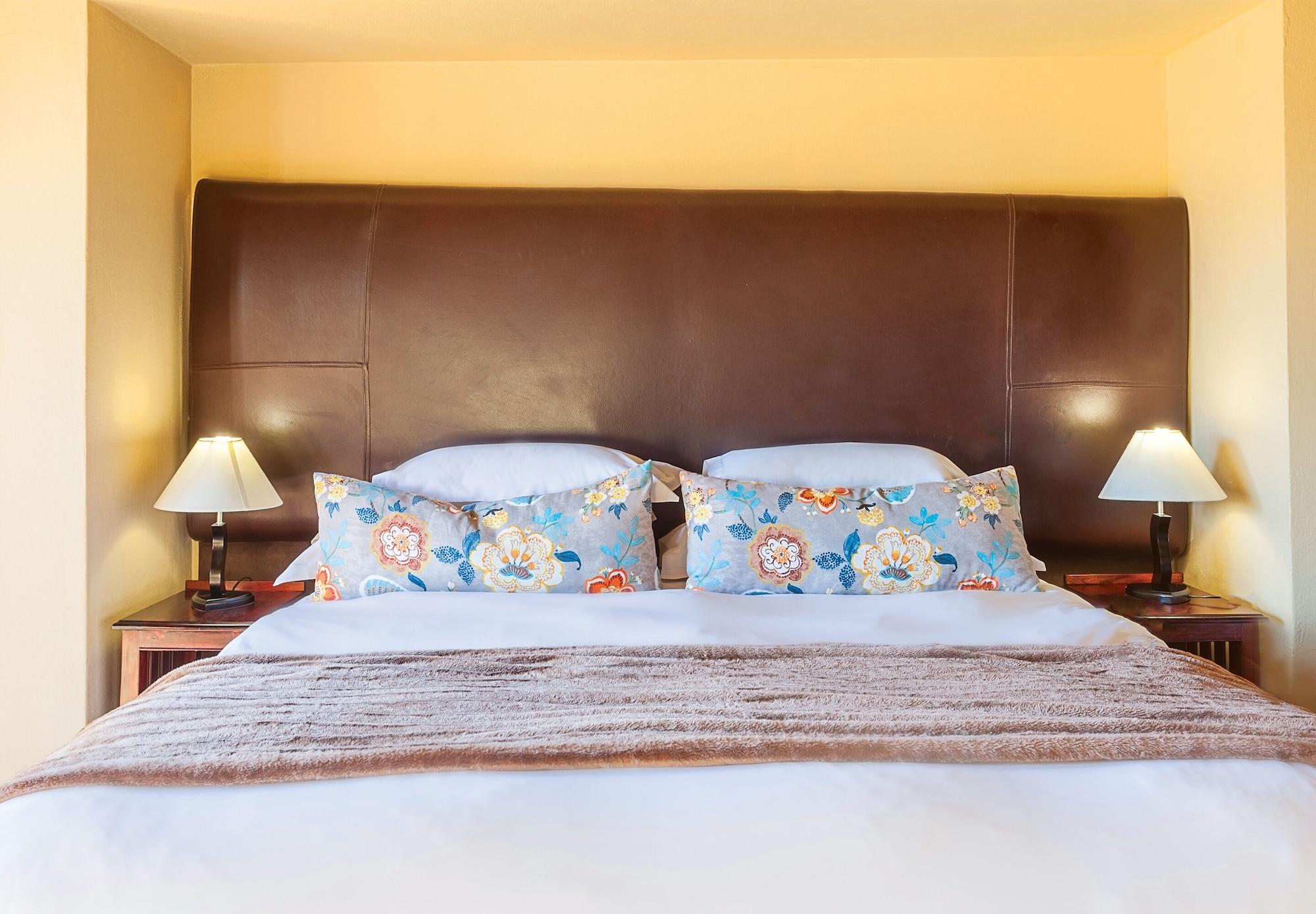 Kloofzicht Lodge & Spa 크루거스도프 외부 사진 A bed with a headboard