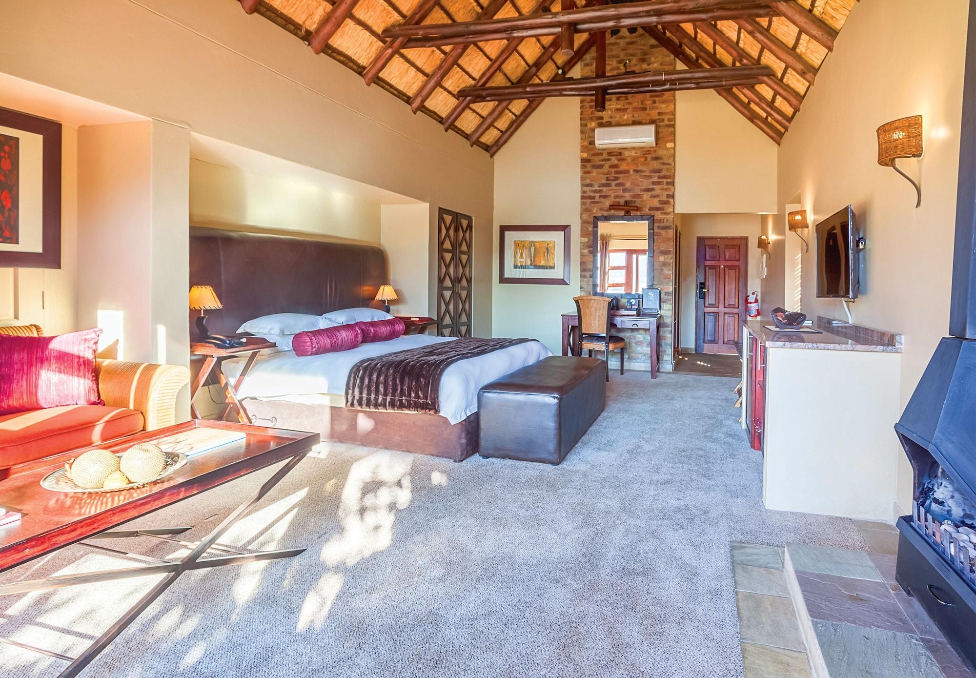 Kloofzicht Lodge & Spa 크루거스도프 외부 사진 Executive Suite at Protea Hotel, Silver Lakes