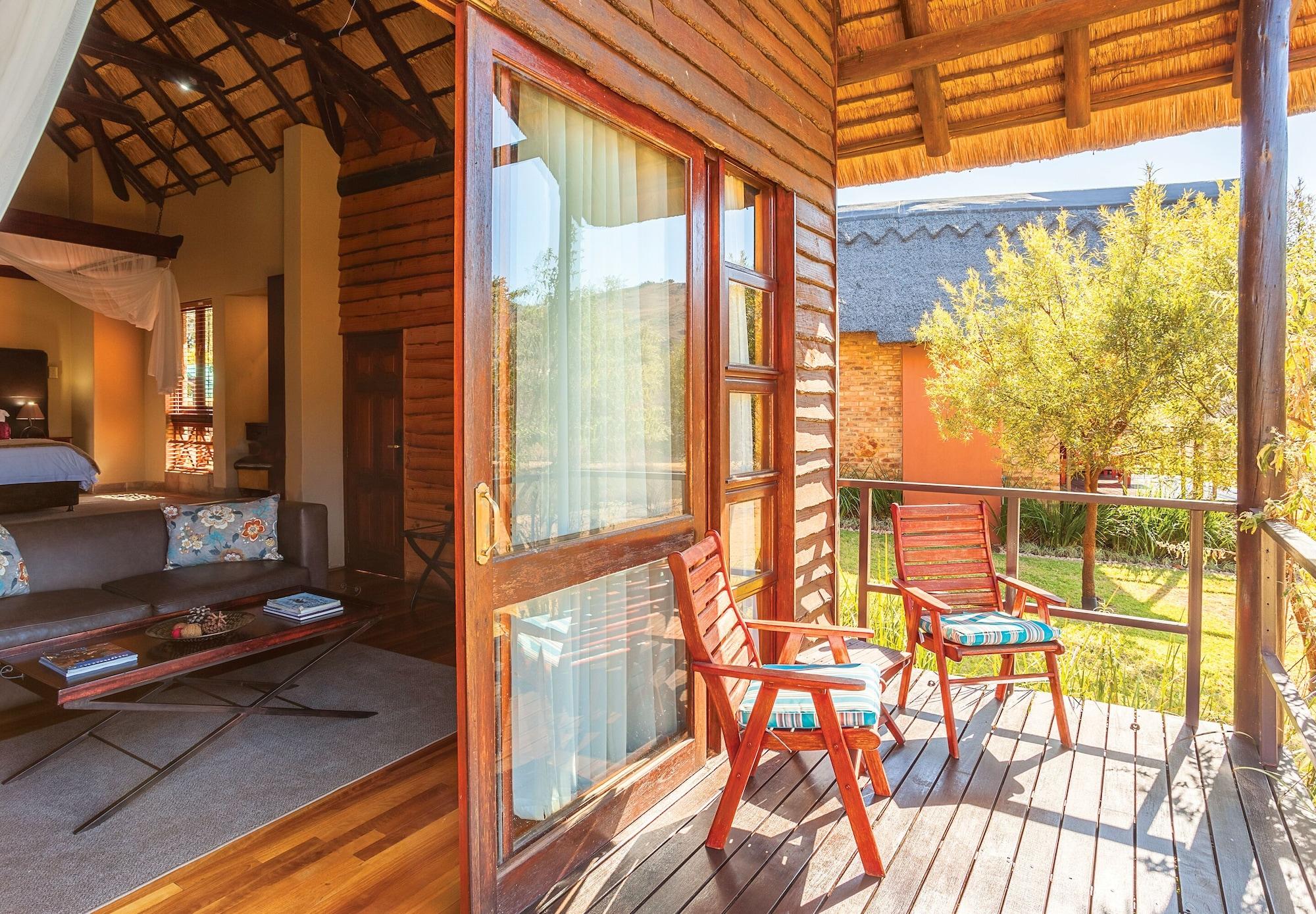 Kloofzicht Lodge & Spa 크루거스도프 외부 사진 A view of the balcony of a suite at the resort