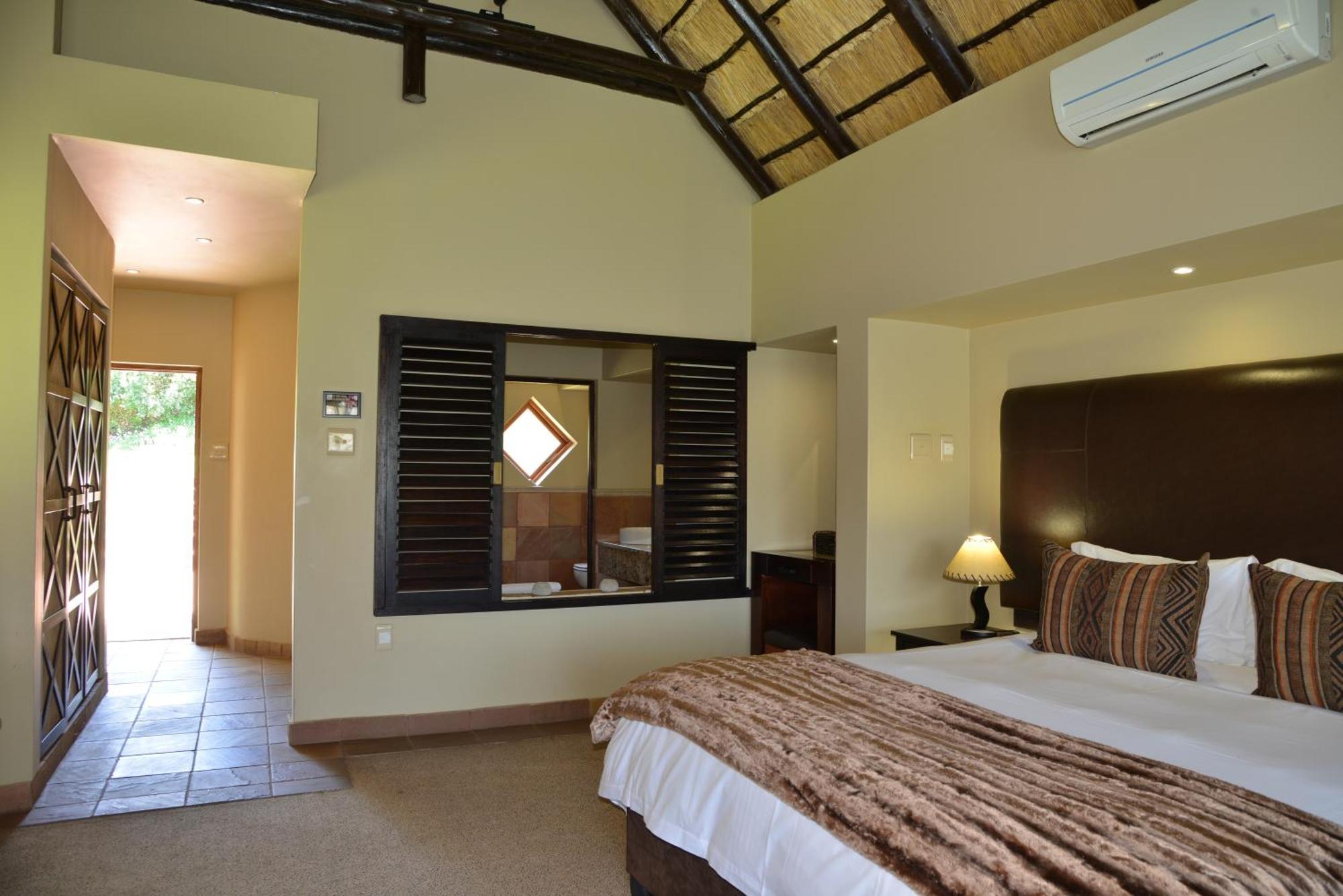 Kloofzicht Lodge & Spa 크루거스도프 객실 사진 A bedroom at the resort