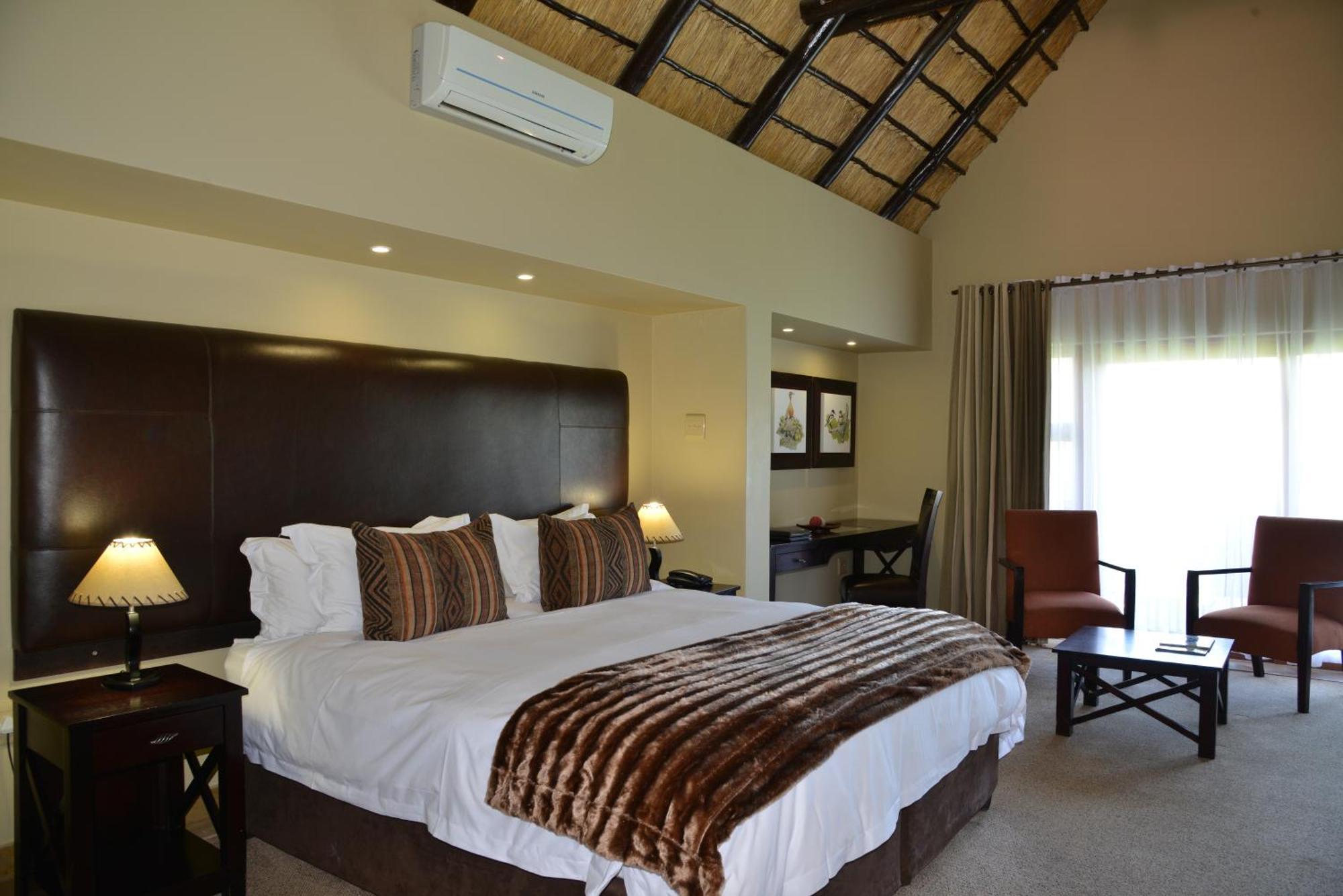 Kloofzicht Lodge & Spa 크루거스도프 객실 사진 A bedroom at the Tintswalo Safari Estate