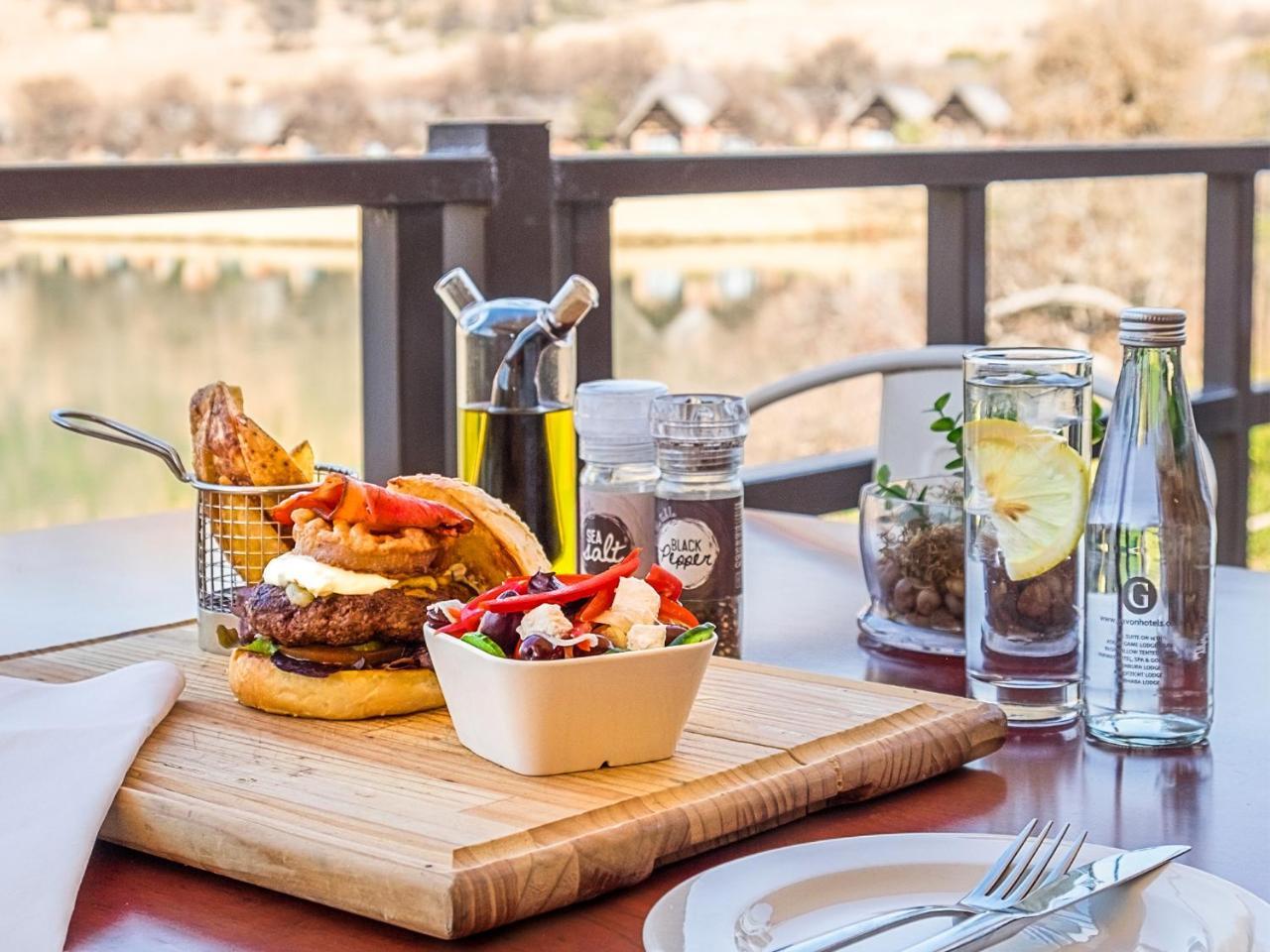 Kloofzicht Lodge & Spa 크루거스도프 외부 사진 A meal at the restaurant