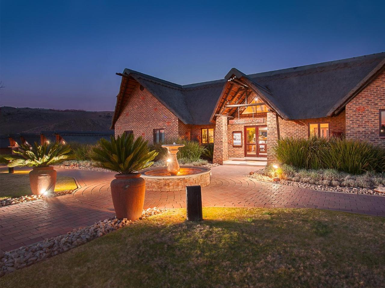 Kloofzicht Lodge & Spa 크루거스도프 외부 사진 The clubhouse at the Links Shell Cove