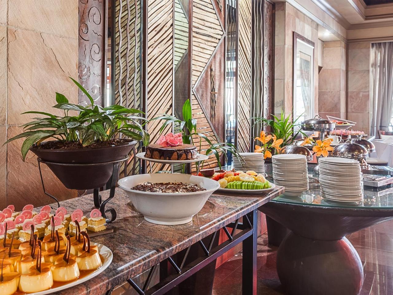 Kloofzicht Lodge & Spa 크루거스도프 외부 사진 A buffet at a hotel