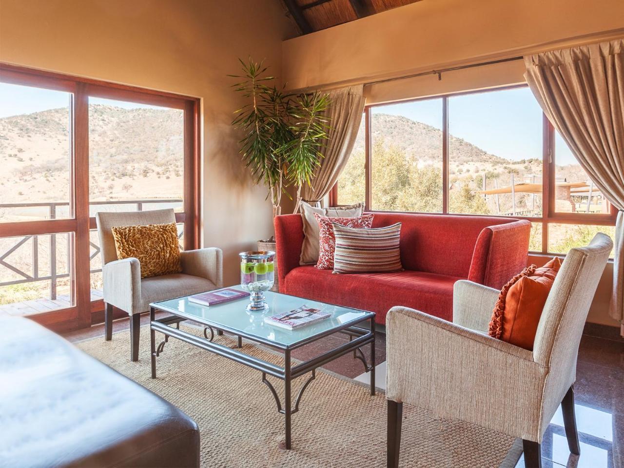 Kloofzicht Lodge & Spa 크루거스도프 외부 사진 A living room at the Inn at Eagle Mountain