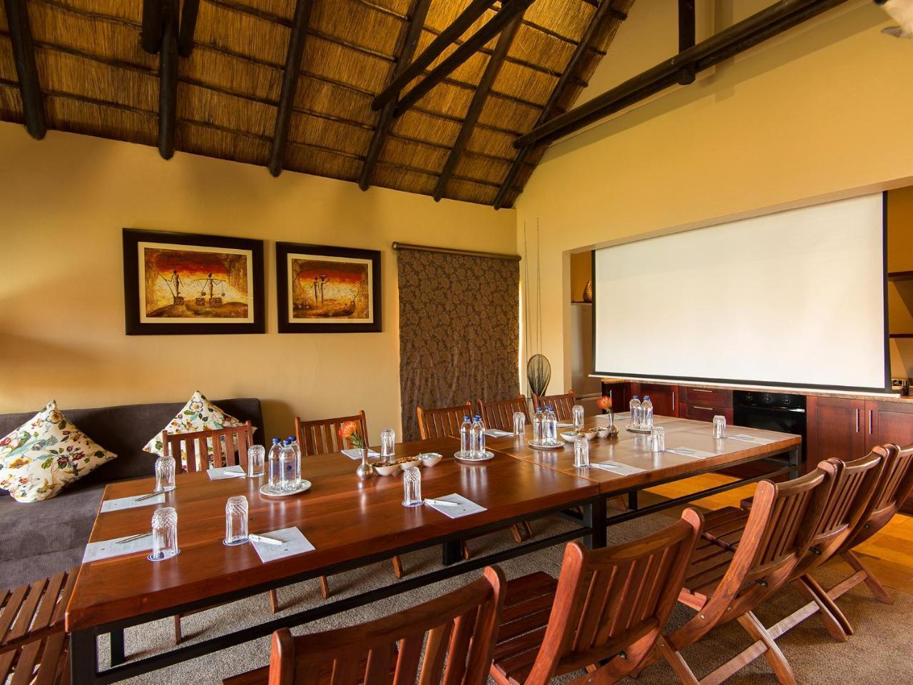 Kloofzicht Lodge & Spa 크루거스도프 외부 사진 Conference room at the Victoria Falls Hotel