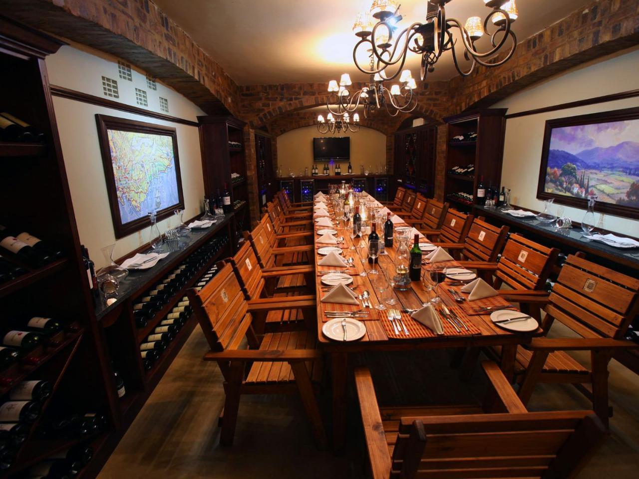 Kloofzicht Lodge & Spa 크루거스도프 외부 사진 Wine tasting room at the winery