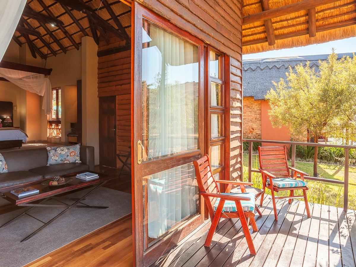 Kloofzicht Lodge & Spa 크루거스도프 외부 사진 A view of the interior of a suite at the resort