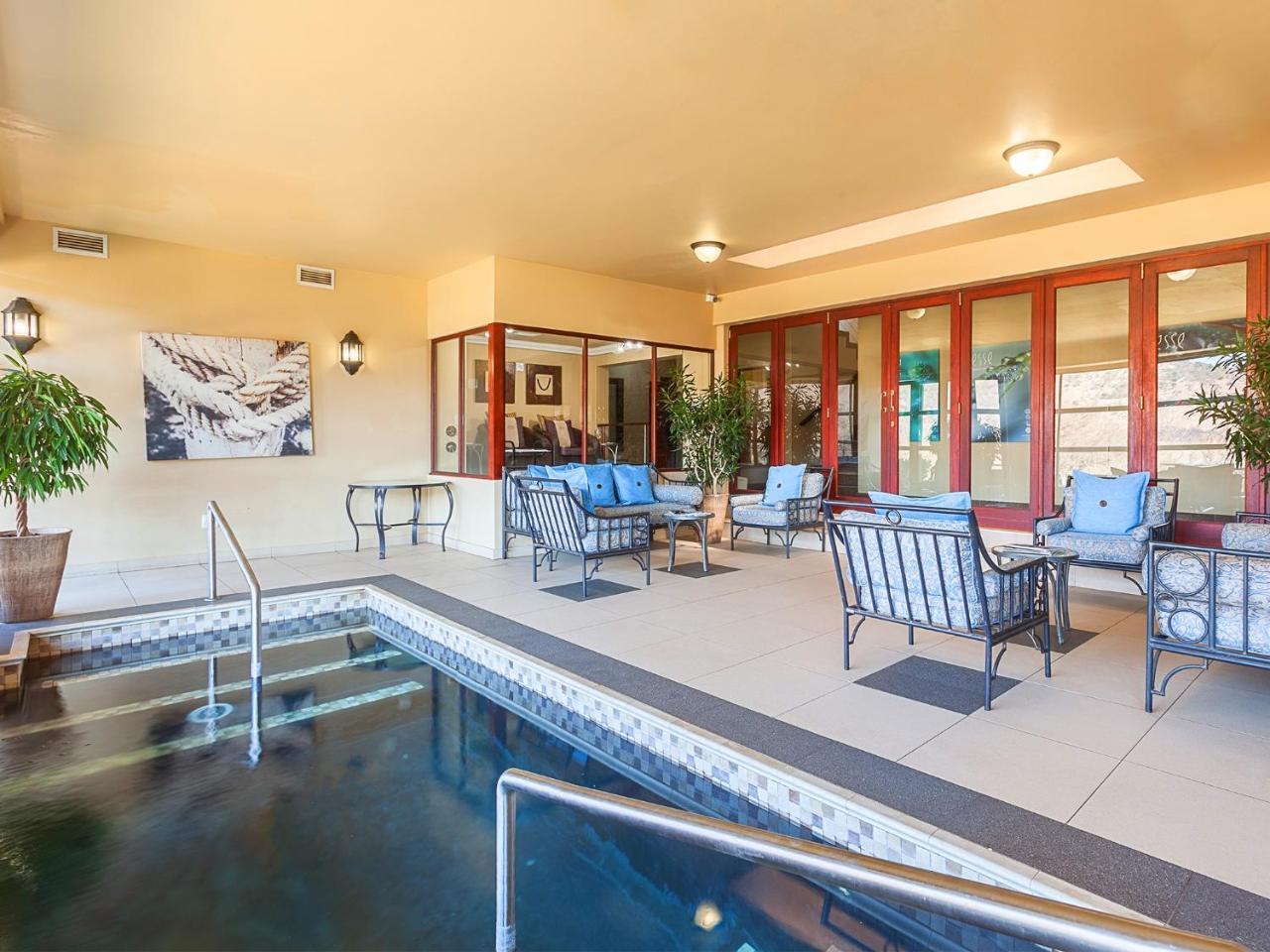 Kloofzicht Lodge & Spa 크루거스도프 외부 사진 The pool at the 1010 Chestnut Street clubhouse